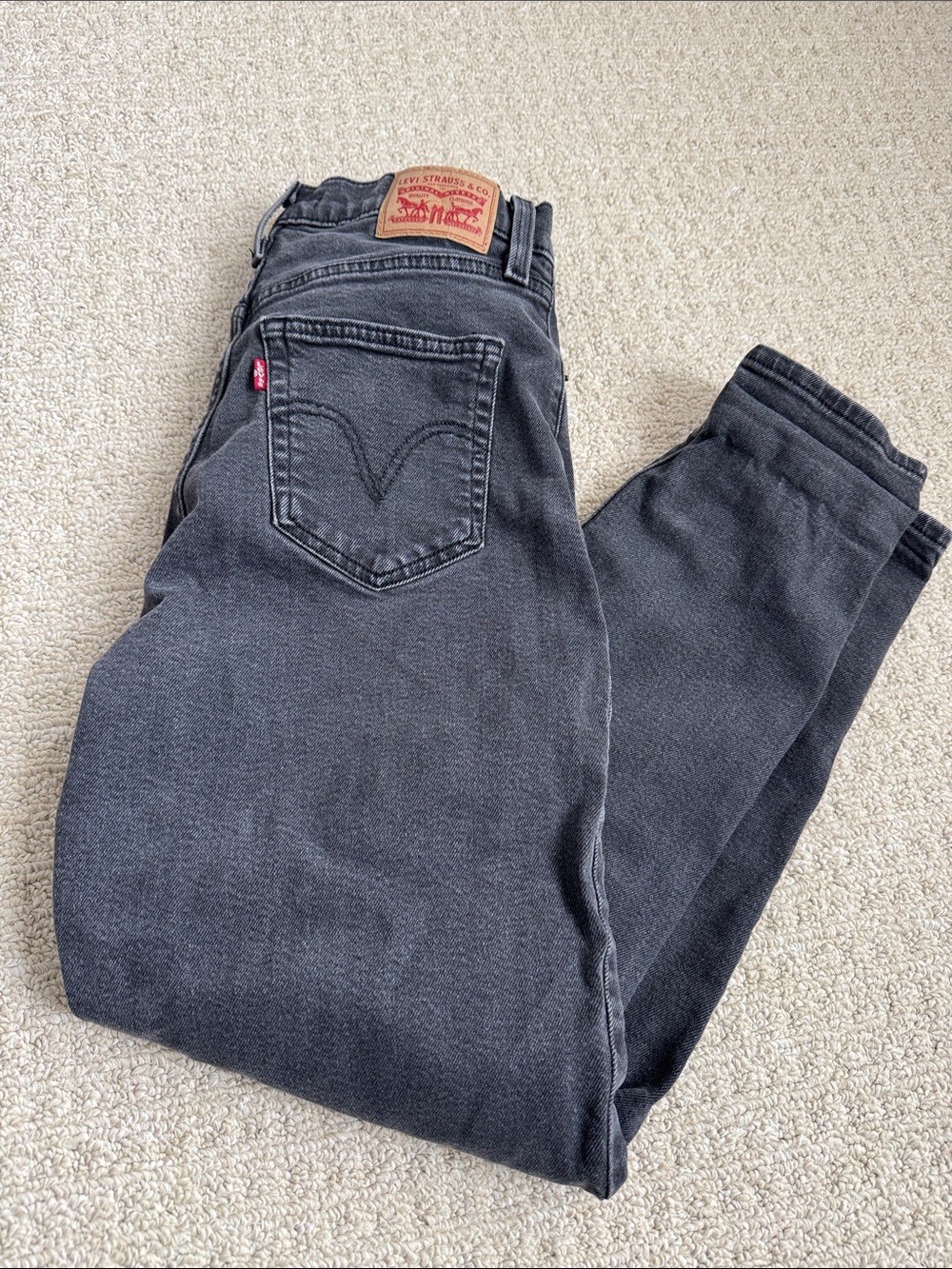 Levi's Black Mom Jeans - size 28 guc